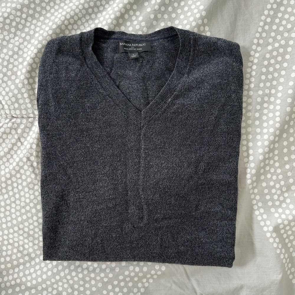 Banana Republic 100% Merino Wool Dark Grey V-neck Sweater, Men's L